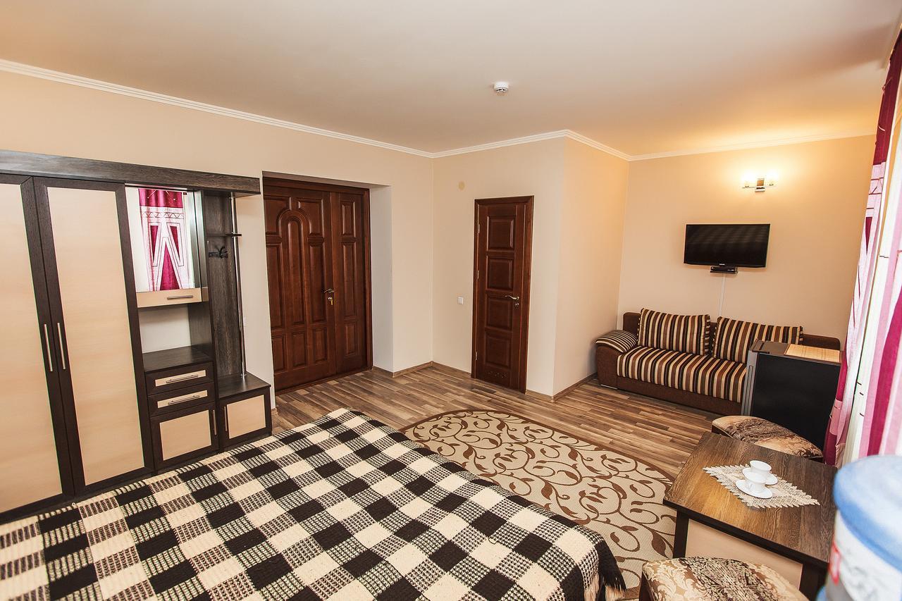Slavyanskaya Hata Hotel バラーナヴィチ エクステリア 写真